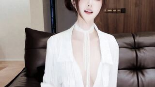 Gái xinh mình dây ra trắng khoe hàng lỗ vú lồn trên live