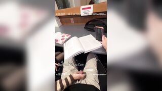 em sinh viên thủ dâm cho người lạ trong thư viện public