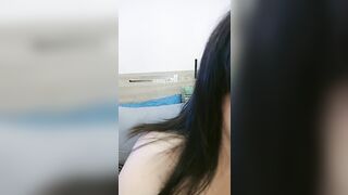 Một người phụ nữ đồng tính trưởng thành và thanh lịch thể hiện cảnh quan hệ tình dục
