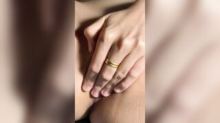 em đang tự nghịch thì anh lại quay bướm em nó đẹp thật
