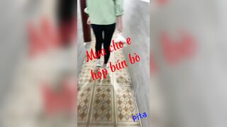 vlog một buổi đi ăn bún bò cùng em sinh viên gầm cao máy thoáng