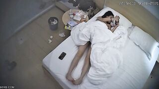2 em trung bị quay lén