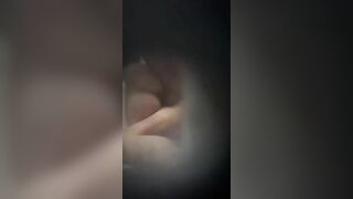 Nhờ có khe lỗ nhỏ qua cửa sổ mà quay lén được th b dẫn bồ về nhà cưỡi
