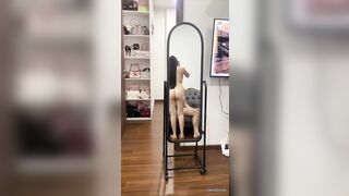 Cưỡi em ghệ dâm mông to trên sofa vừa địt vừa quay clip trc gương