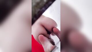 Quay lén nhỏ em họ bím nhiều lông đi tắm qua khe nhỏ cánh cửa
