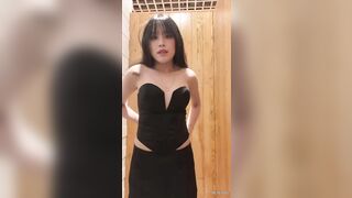 E rau non mình dây xih dâm vú bự lén lút vào nvs quán chỉ để quay show hàng cho a xem
