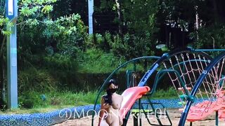 Dâm nữ dáng ngon ra công viên trẻ con chỉ để show hàng