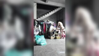 Dâm nữ đi mua đồ mà thích nude nên thay đồ public trước quán luôn