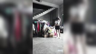 Dâm nữ đi mua đồ mà thích nude nên thay đồ public trước quán luôn