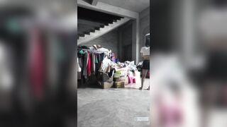 Dâm nữ đi mua đồ mà thích nude nên thay đồ public trước quán luôn