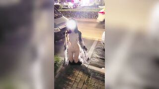 Dâm nữ dâm đãng show hàng public đứng ngoài đường bấm đth cho mọi ng xem