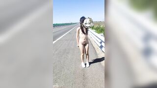 Dâm nữ dáng ngon khỏa thân đi dạo show hàng public trên cao tốc