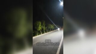 Dâm nữ dâm đãng khỏa thân đi dạo trên đường bị bt bao người nhìn mà k bt ngại à