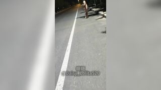 Dâm nữ dâm đãng khỏa thân đi dạo trên đường bị bt bao người nhìn mà k bt ngại à
