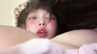 Em vừa xinh lại còn vừa có cặp vú siêu bự hồng hào