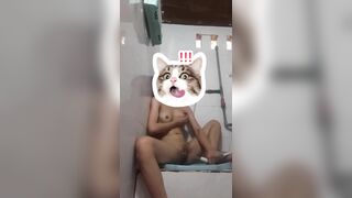Em gái 16 tuổi vú bự ở nhà nứng lồn vào nhà vệ sinh thủ dâm với vòi sịt sướng tê lồn