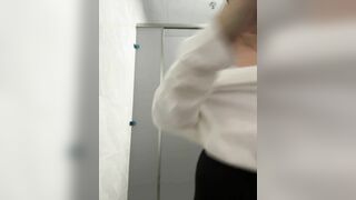Mbbg vú to tự bú mút vú trong nhà vệ sinh công cộng dâm đãng