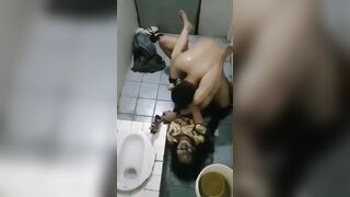 Quay lén đôi sinh viên trẻ làm tình trong nhà tắm