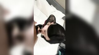 bé mẫu ảnh hoa khôi xinh xắn nhìn em ăn xúc xích ngon lành