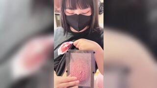 Cô bạn thân tình nghịch với cặp vú bự