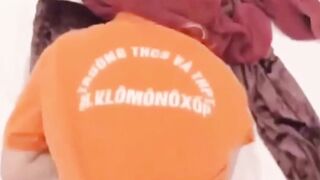 Em học sinh trường M. V. Lomonoxop mặc đồng phục đụ nhau với người yêu