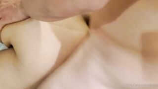 Gái dâm đang ngủ thì bị hai trai Tây lẻn vào phòng lôi dậy some tơi bời