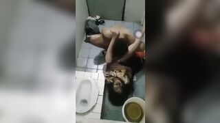 Đi Hát Uống Say Bị Dắt Vào Wc Hiếp Mất Đời Gái