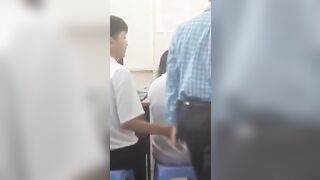 Ở phòng tin học có thầy và các bạn mà 2 em bạo thế