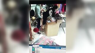 Đang doggy tại quầy thu ngân thì có khách vào