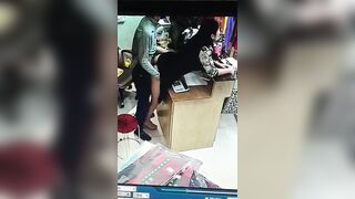 Đang doggy tại quầy thu ngân thì có khách vào
