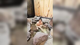 Niềm vui khi tắm suối nước nóng khỏa thân ngoài trời