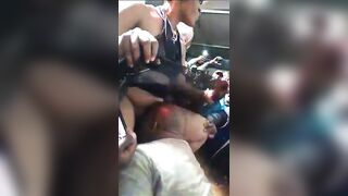 Ca sĩ nứng lồn vạch váy cho fan bú