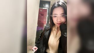 Dâm nữ xinh đẹp có sở thích show hàng public ngồi trg quán rên rỉ xoa vú kích thích 2