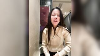 Dâm nữ xinh đẹp có sở thích show hàng public ngồi trg quán rên rỉ xoa vú kích thích 2