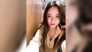 Dâm nữ xinh đẹp có sở thích show hàng public ngồi trg quán rên rỉ xoa vú kích thích 5