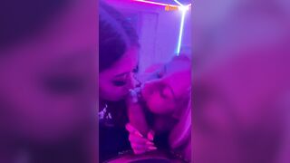 2 em tây dâm cùng nhau bú lưỡi bú cặc anh cực dâm