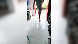 Chị chủ cho anh thợ điện bóp bú trừ tiền công