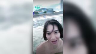 gái xinh ra biển thì cởi hết đồ ra lộ cái vú siêu to múp