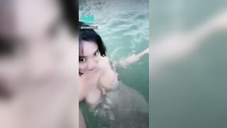 gái xinh ra biển thì cởi hết đồ ra lộ cái vú siêu to múp