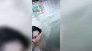 gái xinh ra biển thì cởi hết đồ ra lộ cái vú siêu to múp