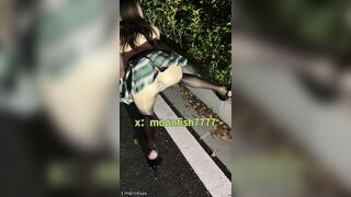 Dâm nữ chân dài thích phô hàng public bò ngoài đường dạng háng ra đái như chó