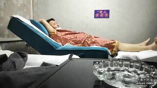 em gái massage không chú tâm vào việc massage mà chỉ tập trung vào dương vật khách hà