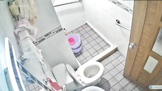 Đặt cam quay lén chị dâu vú bự nữa đêm đi đái rửa lồn nhè nhẹ