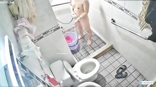 Đặt cam quay lén chị dâu vú bự nữa đêm đi đái rửa lồn nhè nhẹ