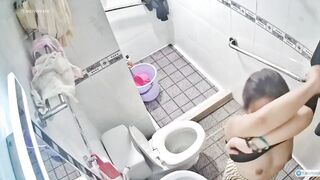 Quay lén c dâu đi đái,rửa lồn xog k mặc áo vú mà mặc mỗi lớp áo ngoài nhô đầu ti p3