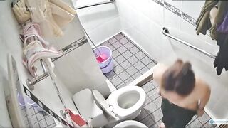 Tiếp tục seri quay lén chị dâu,rửa lồn xg chị kéo rèm vào tắm chẳng xem đc gì p4