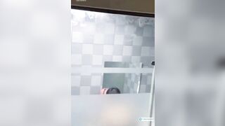 Quá khốn nạn,dụ em đụ trg phòng tắm rồi kêu thằng bạn đem máy vào quay lén tống tình