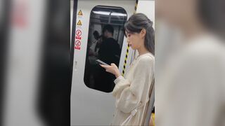 quay lén dưới váy các em gái xinh đẹp nơi công cộng