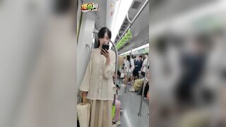 quay lén dưới váy các em gái xinh đẹp nơi công cộng