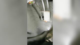 quay lén trong nhà vệ sinh nữ của một quán bar